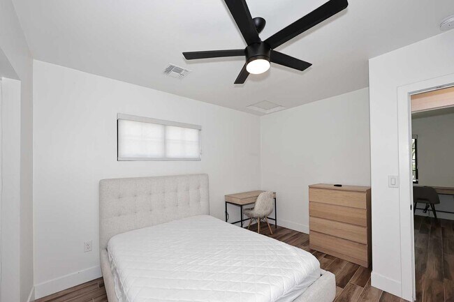 Building Photo - 716 W 11th St