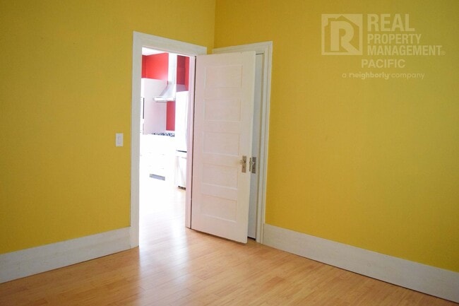 Building Photo - Spacious 3 Bedroom in Prime Location