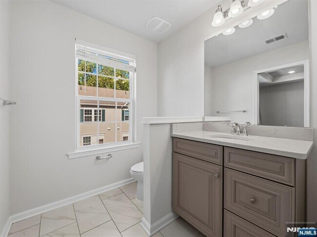 Building Photo - 18 Litchfield Ln