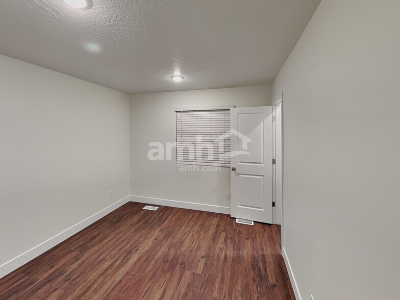 Building Photo - 1221 Redbud Dr