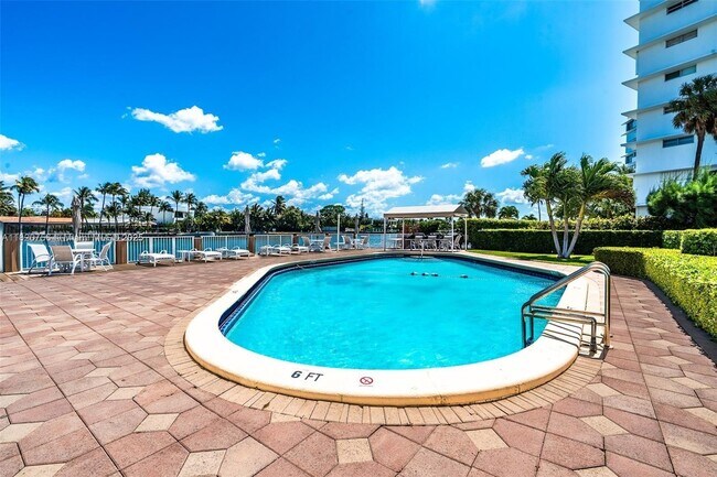 Building Photo - 9111 E Bay Harbor Dr