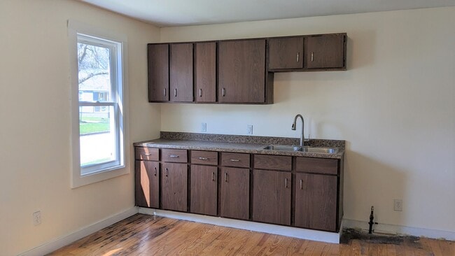 Building Photo - 1045 Kenneth- Large house with basement