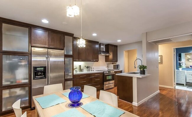 Building Photo - 8530 Holloway Dr