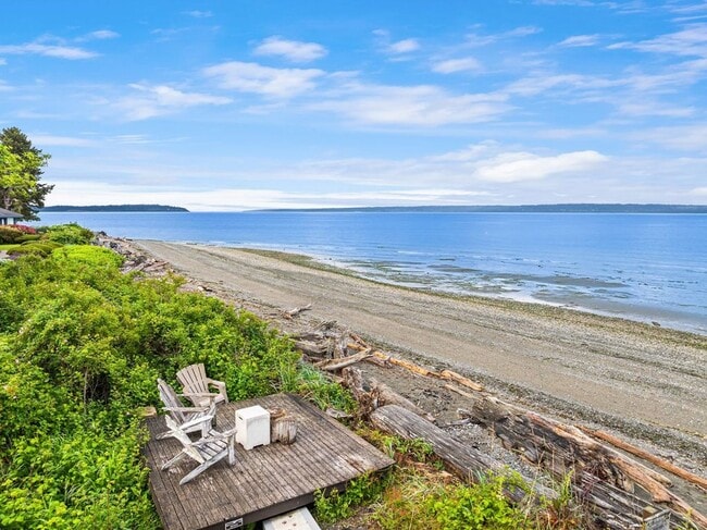 Building Photo - This gorgeous Bainbridge home is available with flexible lease terms starting July 10th