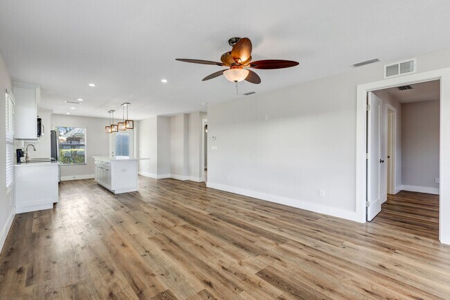 Building Photo - ** NEAR DOWNTOWN ** 2 BED / 2 BATH CONDO -...