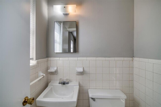 Building Photo - 502 Brown St