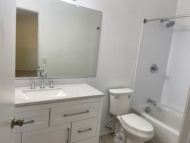 Building Photo - 3 Bedrooms, 2 Bathrooms, 3 Car Garage, Fir...