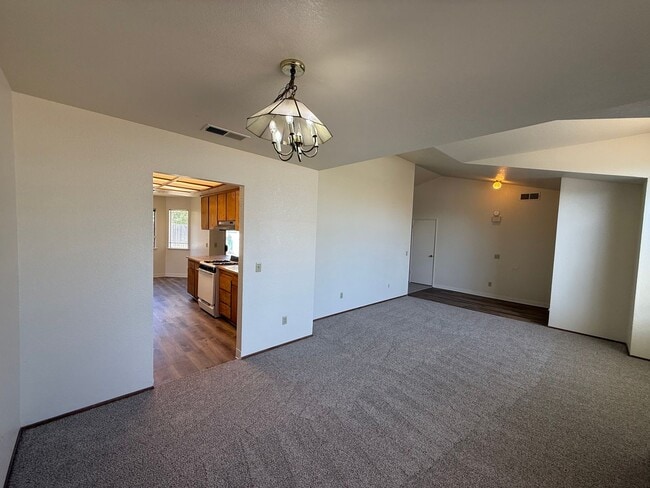 Building Photo - Spacious 4bed 2bath home in the Rio Linda/...