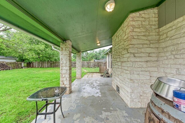 Building Photo - 103 Hutto St