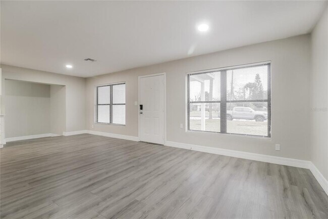 Building Photo - 6808 Ravenna Ave