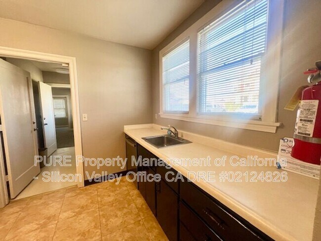 Building Photo - 717 E Lake Ave