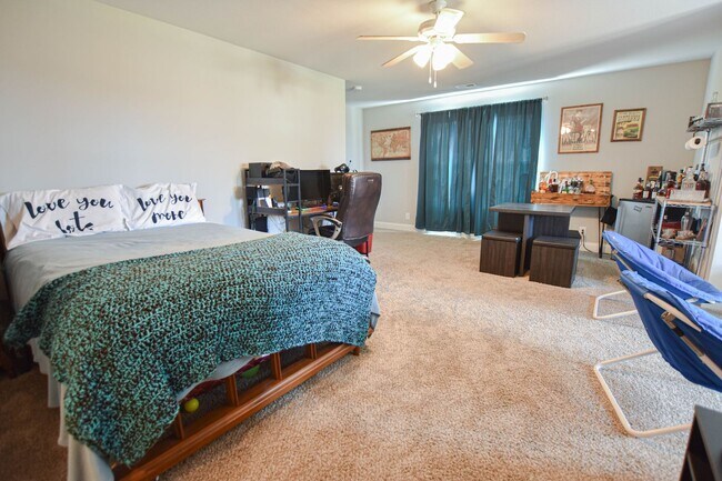 Building Photo - Pet Friendly Three Bedroom with Bonus!
