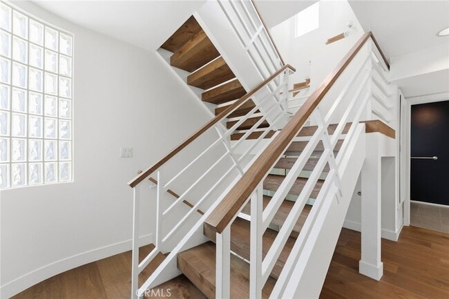 Building Photo - 1452 Loma Dr