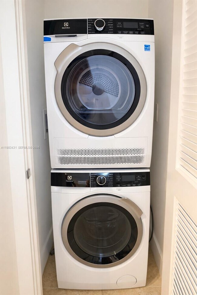 Building Photo - 2301 Collins Ave