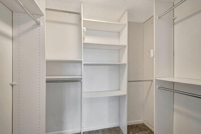Building Photo - 5519 Fairway Park Dr