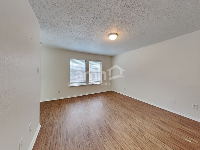 Building Photo - 1020 Chelsea Ln