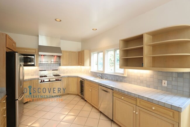 Building Photo - Traditional Six Bedroom Home with Exceptional SF Bay Views with In Law Unit