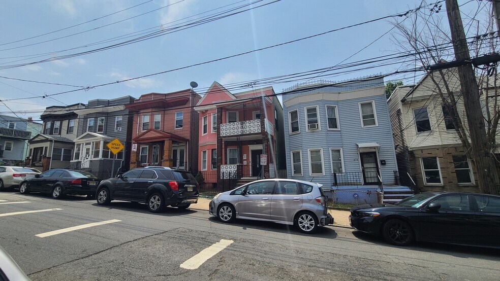 Building Photo - 271 Claremont Ave
