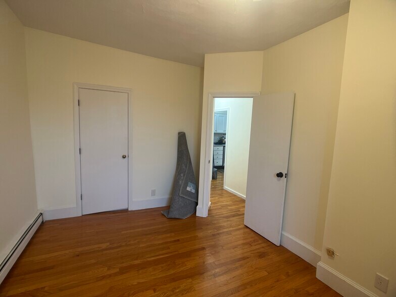 Building Photo - 122 Day St