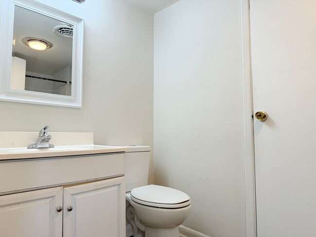 Building Photo - 2 bed, 1 bath Seaford Home with a Private Yard!