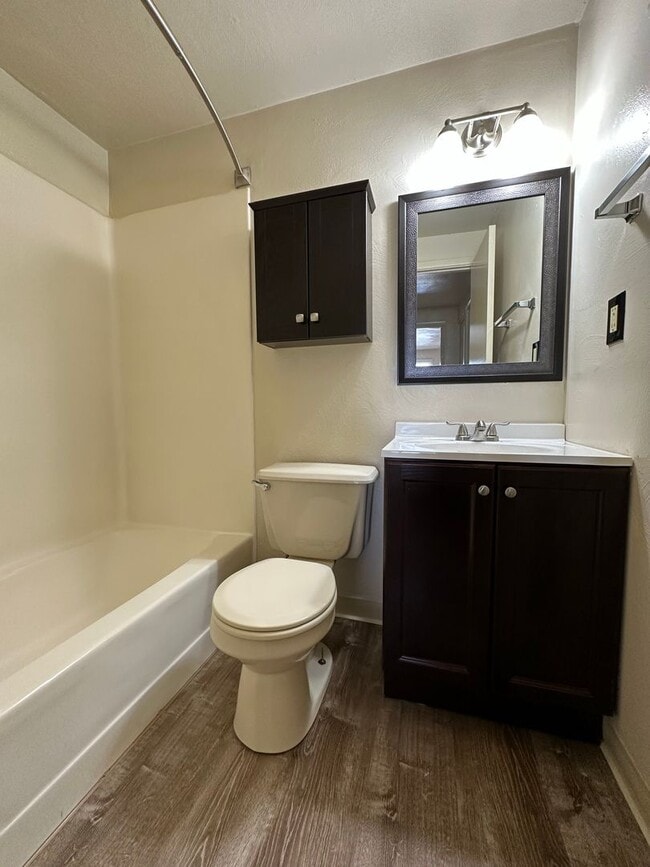 Building Photo - Beautiful Two Bedroom Townhouse in Plum! Equipped Kitchen, Patio & More! Call Today!