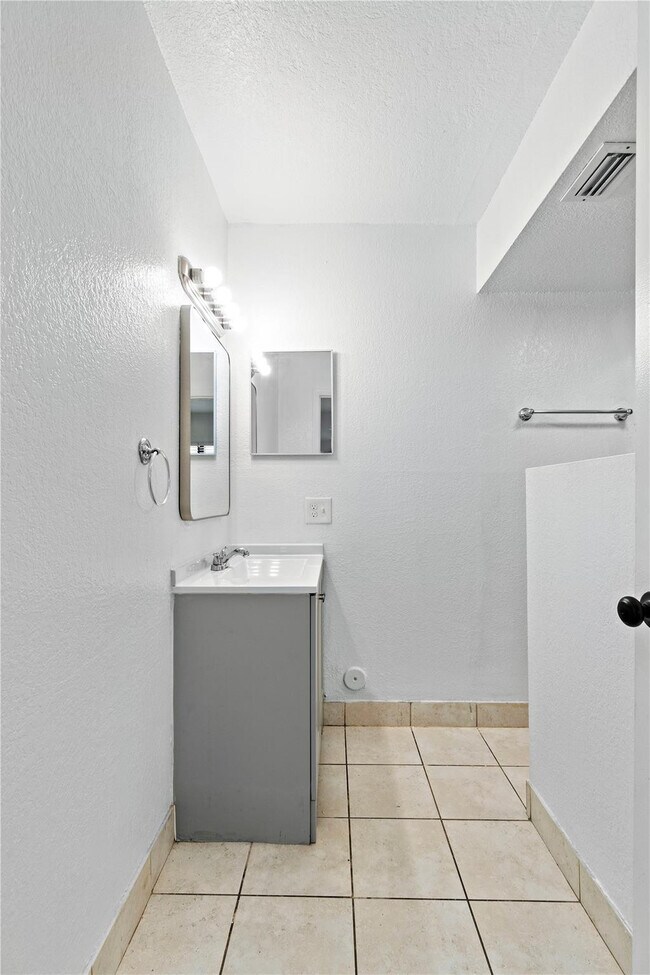 Building Photo - 11632 NW 26th Ct