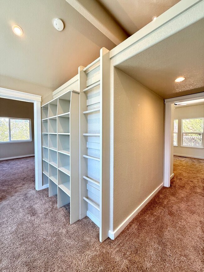 Building Photo - 901 Manzanita Dr