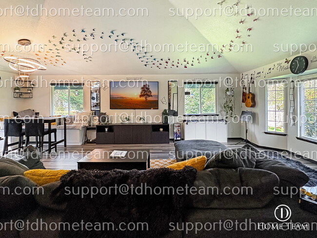 Building Photo - "Charming Lynnwood Home with Finished Base...