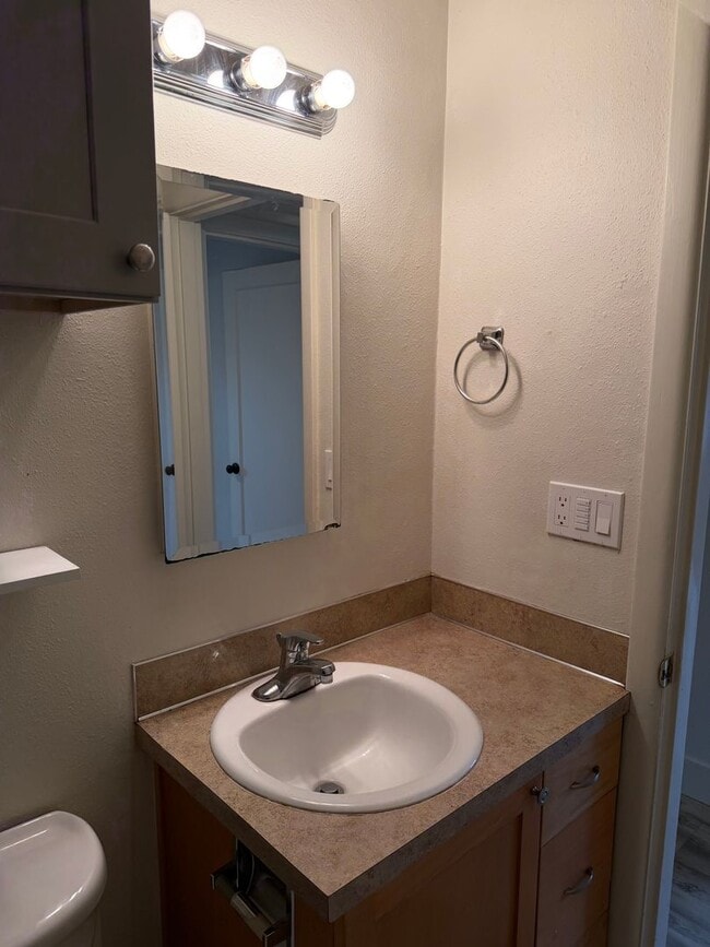 Building Photo - Charming 2 bed 1 bath house in a great neighborhood!