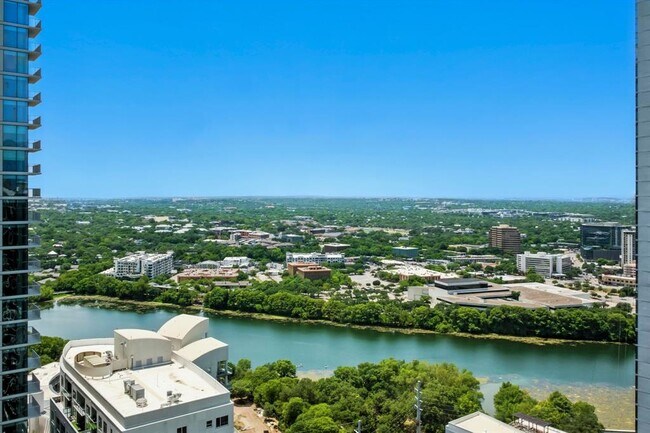 Building Photo - 610 Davis St