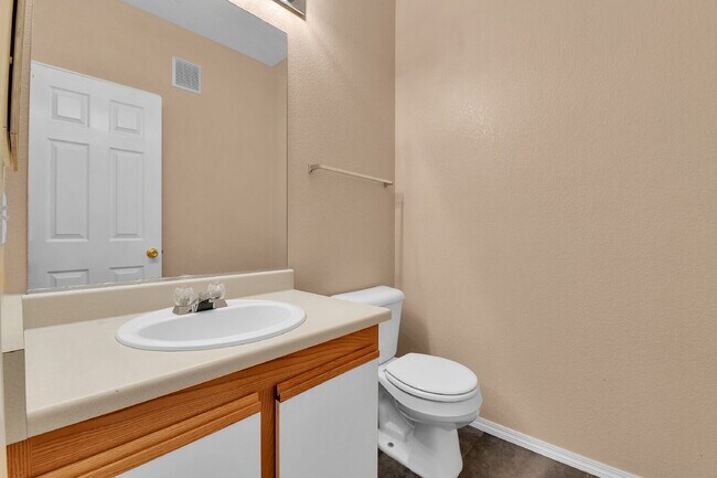 Building Photo - $1,695, 2-bed, 1.5 bath located in Aurora with a 1 car detached garage