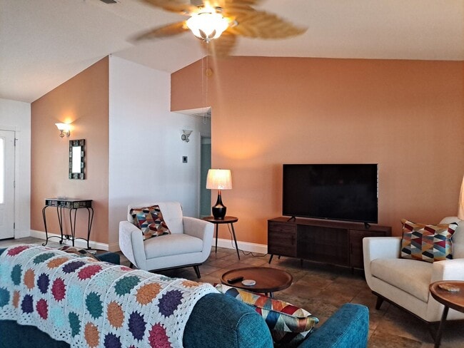 Building Photo - 3208 Royal Palm Dr