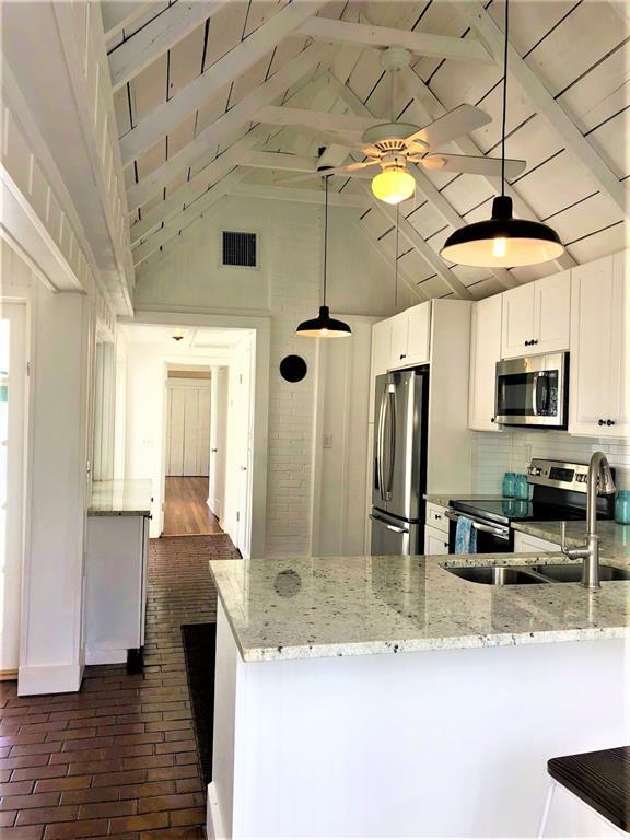 Building Photo - 835 Victoria Dr