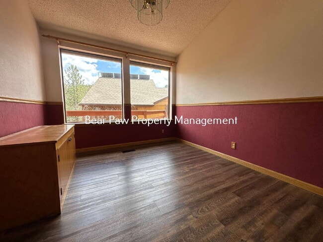 Building Photo - "Charming 3-Bedroom Retreat with 2 Full Baths in Conifer"