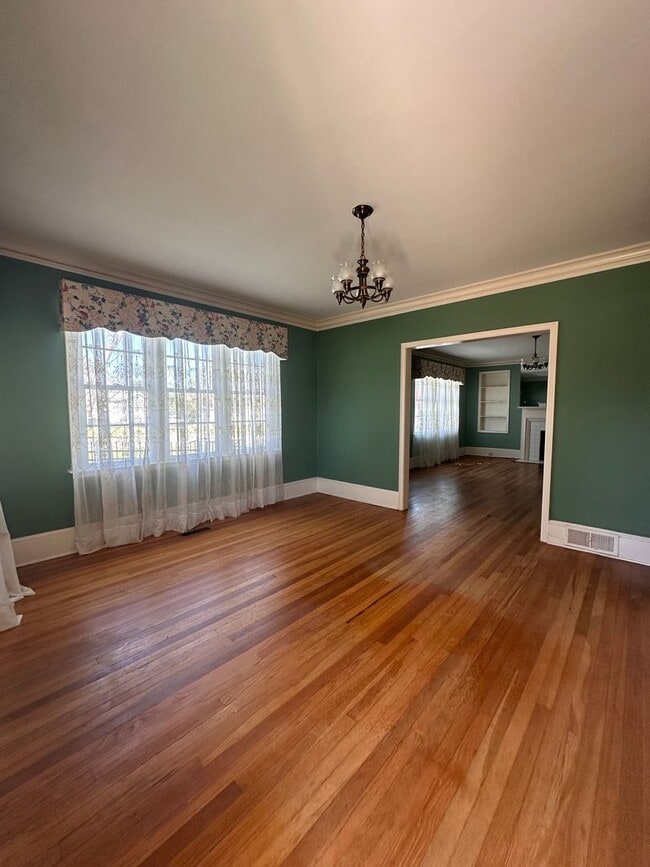 Building Photo - 3 Bed 2 Bath Brick Home with Fenced in Backyard and Additional Living Space