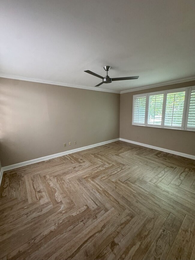 Building Photo - Beautifully updated 2 bedroom 2.5 bath townhome in highly desirable Lake Ivanhoe!