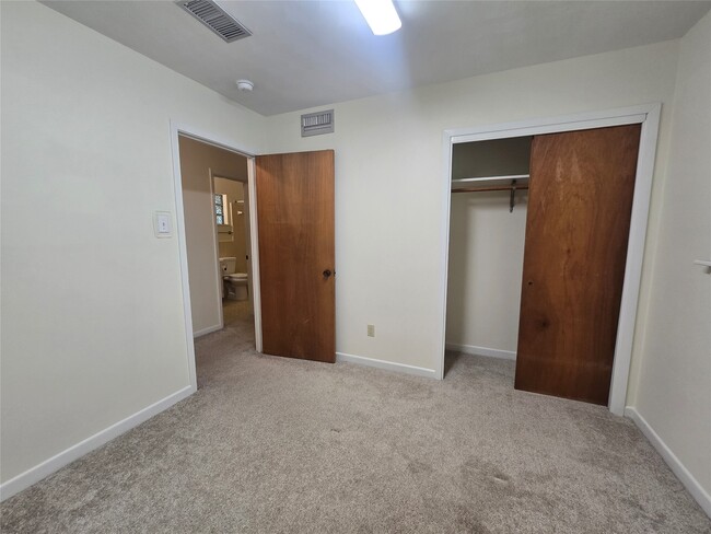Building Photo - 308 Mackeral St