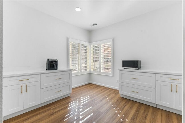 Building Photo - 302 Laurel Ct