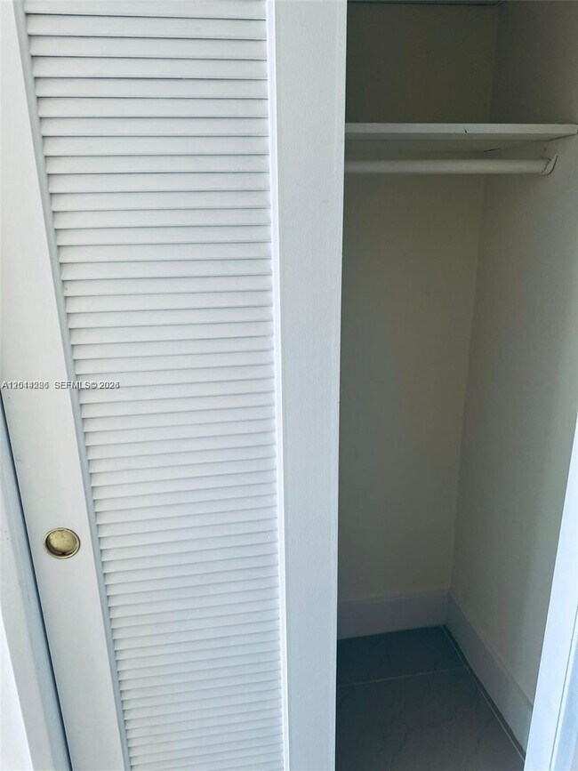 Building Photo - 4200 Hillcrest Dr