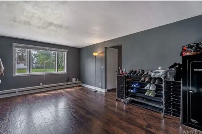 Building Photo - 858 Wehrle Dr