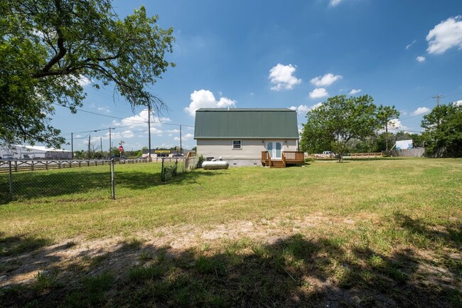 Building Photo - Charming 4-Bedroom, 2-Bathroom Farmhouse i...