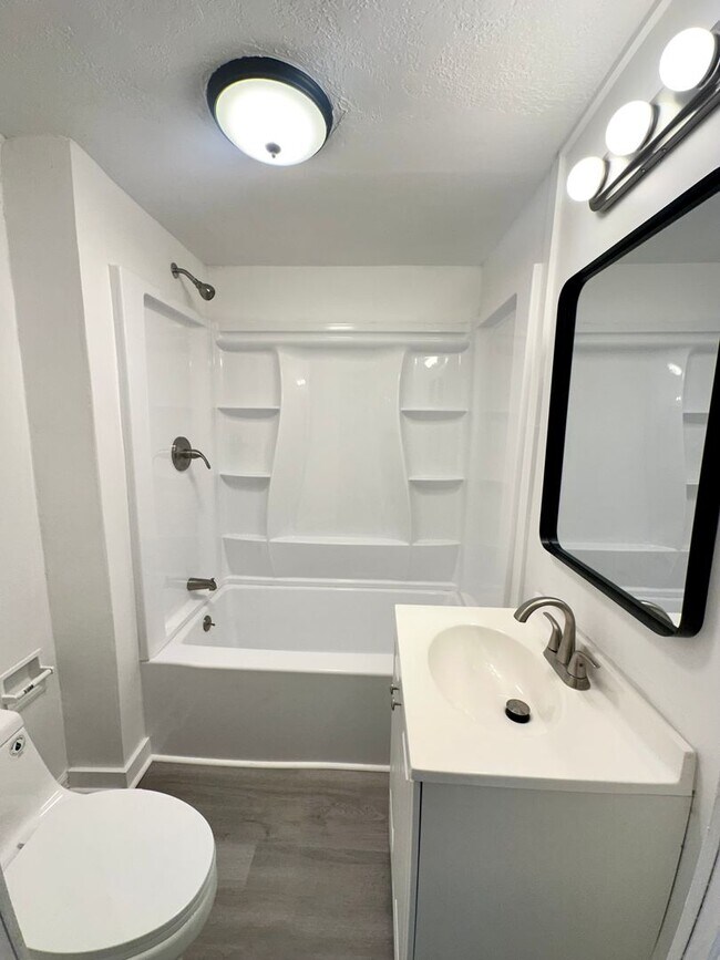 Building Photo - Renovated 2 Bed, 1 Bath Apartment in Sharp...