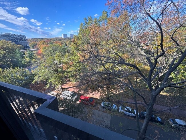 Building Photo - Large Foggy Bottom Beauty - 1+Den + 1 FB