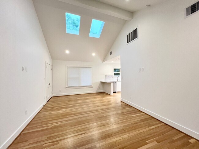 Building Photo - BRA19BS