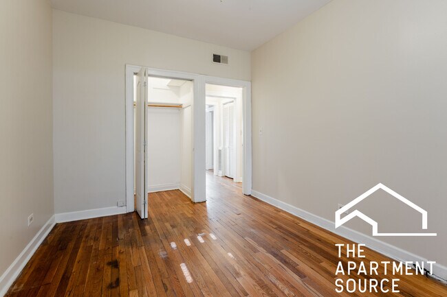 Building Photo - 2405 W Wilson Ave