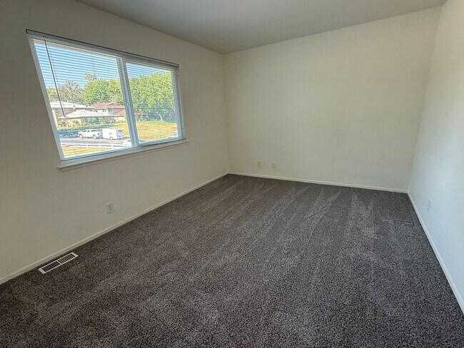 Building Photo - 2 Bed / 1 Bath Townhouse-Style Unit — Auburn Greens