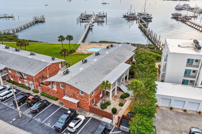 Building Photo - 83 Comares Ave
