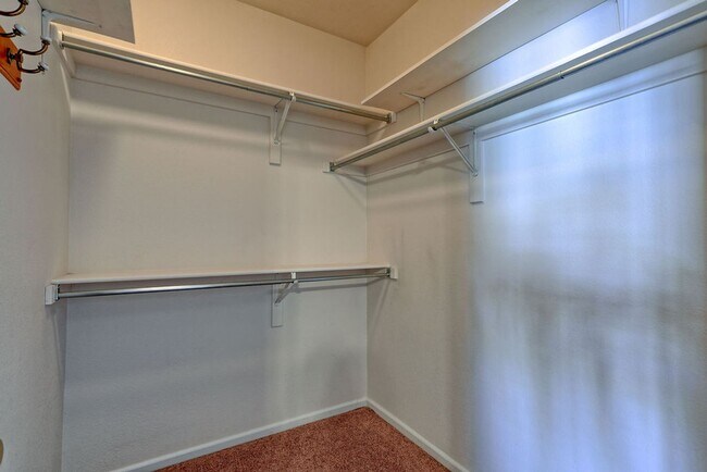 Building Photo - 3 Bedroom 3 Bath Townhome