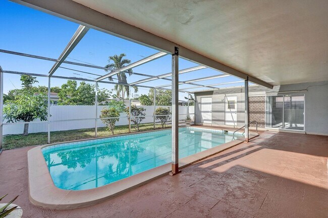 Building Photo - Beautiful 3 bedroom 2 bath Home in Miramar...