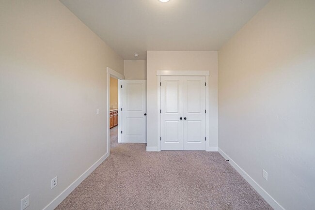 Building Photo - 3 bed 1.5 bath Townhome